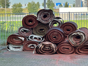 Dinsdag 30 juli - Verwijderen van de oude tennismat
