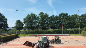 Dinsdag 30 juli - Verwijderen van de oude tennismat