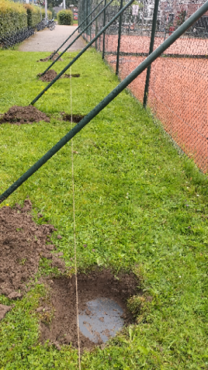 Doorspoelen van de drainage onder de banen