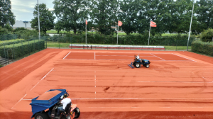 Donderdag 22 augustus: instrooien van het infill-zand