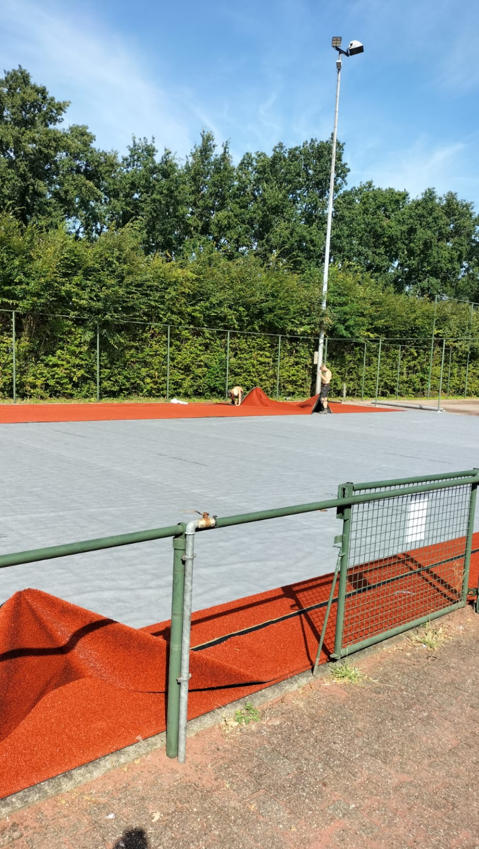 Dinsdag 6 augustus - Leggen van de onderfolie en de nieuwe matten