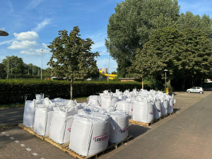 Donderdag 8 augustus - Levering van de infill (glijzand voor op de matten)